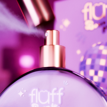 Fioletowa woda perfumowana Fluff Born to Party, zbliżenie na złoty atomizer rozpylający cytrusowo-borówkowy zapach.