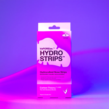 Carbon Theory VaPOREize Hydro Strips, hydrokoloidowe plastry na nos, różowo-białe opakowanie, na gradientowym tle.