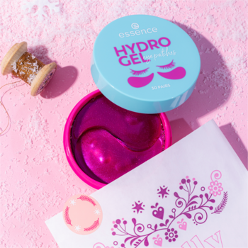Essence Hydro Gel eye patches w otwartym, turkusowym opakowaniu, z różowymi płatkami, na jasnym tle.