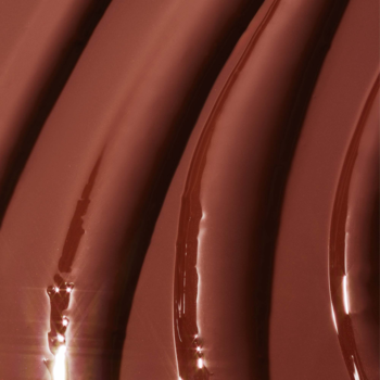 Zbliżenie na błyszczącą, falistą teksturę płynnego różu e.l.f. Camo Bronze Bombshell o mokrym wykończeniu.