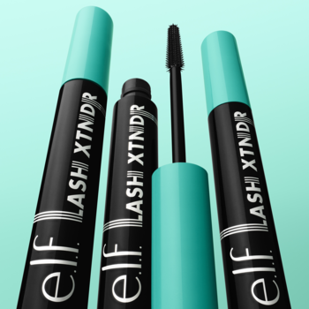 Trzy wydłużające tusze e.l.f. Lash XTNDR Soft Black, czarne, z turkusowymi detalami, jeden otwarty ze szczoteczką.