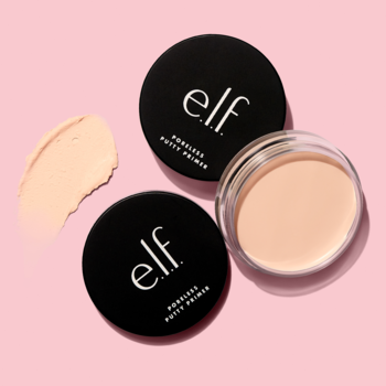 Dwa czarne opakowania e.l.f. Poreless Putty Primer, jedno otwarte z beżową bazą, swatch na różowym tle.