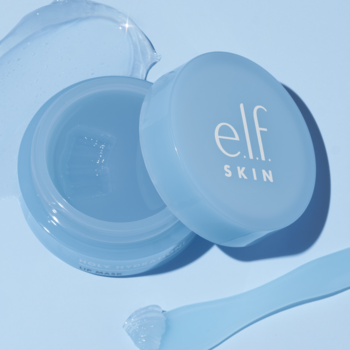 Zbliżenie na otwartą maskę nawilżającą do ust e.l.f. Skin Holy Hydration! w błękitnym słoiczku z żelem i szpatułką.
