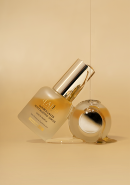 d'Alba White Truffle Revitalizing Serum, butelka z matowego szkła, złota zakrętka, dwufazowe serum z olejkiem wylewa się.