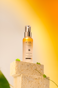 d'Alba White Truffle First Spray Serum, butelka dwufazowego serum z białą truflą na blokach, widok z przodu.