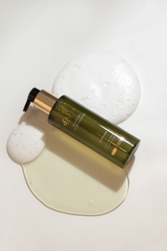 d'Alba Balancing Vegan Cleanser, żel do mycia twarzy, ciemnozielona butelka z pompką i pianą na białym tle.