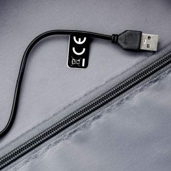 Zbliżenie czarnego kabla USB-A z białą zawieszką CE i symbolem WEEE, na szarym tle z zamkiem błyskawicznym.