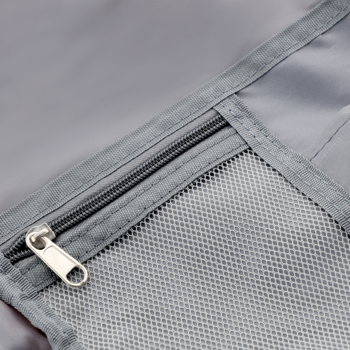 Zbliżenie na detale szarej torby podróżnej z siatkową kieszenią i metalowym zamkiem błyskawicznym.