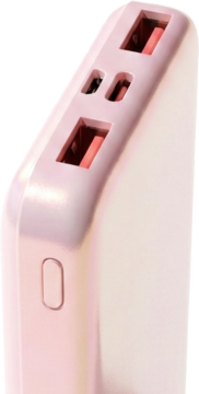 Różowy power bank z wieloma portami USB i przyciskiem, widok z boku. Gniazda ładowania w kolorze czerwonym.