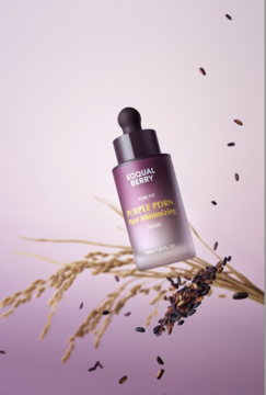 Fioletowe serum Eqqualberry Purple PDRN Pore Minimizing Serum, butelka z dropperem, czarny ryż i kłosy.