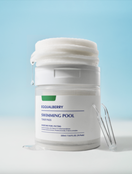 Biały słoik Equalberry Swimming Pool Toner Pads z płatkami peelingującymi i pęsetą, na niebieskim tle.
