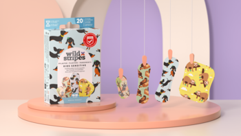 Plastry Wild Stripes Kids Sensitive Animal: opakowanie z pingwinami i jamnikami na różowym postumencie, obok wiszą 4 wzorzyste plastry na pastelowym tle.