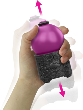 Ręka trzyma fioletowo-czarny chwytak treningowy z ozdobnym, ciemnym uchwytem i strzałką wskazującą ruch.