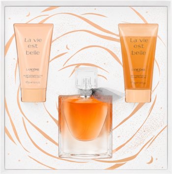 Zestaw Lancôme La Vie Est Belle: perfumy, żel i balsam w brzoskwiniowych opakowaniach, na białym tle z wzorem.