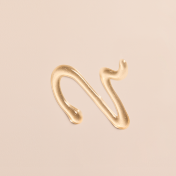 Złote, żelowe serum OPI Nature Strong do skórek rozmazane w falisty kształt na jasnobeżowym tle.