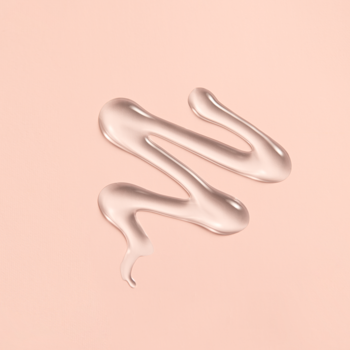 Klarowny, lśniący żel zmiękczający skórki OPI Nature Strong, swirlowany na jasnobrzoskwiniowym tle.