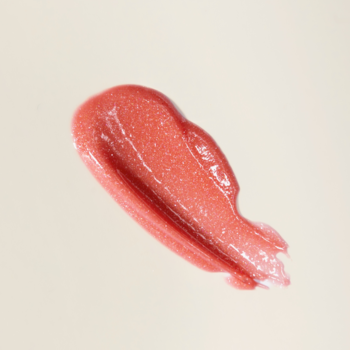 Rozmazany peptydowy balsam Say Hi Glassy Lips w Shimmer Pink. Błyszczący, różowy swatch na jasnym tle.