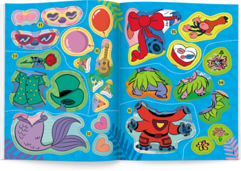 Książka z naklejkami Stitcha, otwarte strony z różnobarwnymi strojami i akcesoriami, stylizacje biedronki i robota.