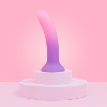 Ombre dildo 6 cali, różowo-fioletowy silikon, zakrzywiony kształt, na pastelowym postumencie.