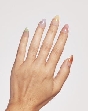 Ardell Nail Addict Gel Strips. Dłoń z długimi, spiłowanymi paznokciami w pastelowe półutwardzone paski żelowe ombre.