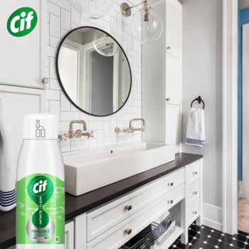 Biały wkład Cif Infinite Clean do sprayu, limonka, w nowoczesnej łazience z białymi płytkami i umywalkami.