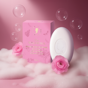 Mydło Pani Walewska SOFT & GLOW, białe, owalne, z różowym pudełkiem, w kremowej pianie i różach na różowym tle.