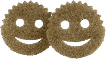 Dwie okrągłe, uśmiechnięte gąbki do szorowania naczyń, z brązowo-beżowego, naturalnego włókna.