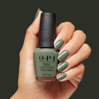 Butelka OPI Nail Lacquer w kolorze oliwkowo-zielonym, trzymana przez dłoń z paznokciami pomalowanymi na ten sam kolor.