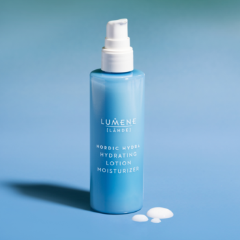 Nawilżający lotion do twarzy Lumene Nordic Hydra, jasnoniebieska butelka z pompką, z przodu widać krople.
