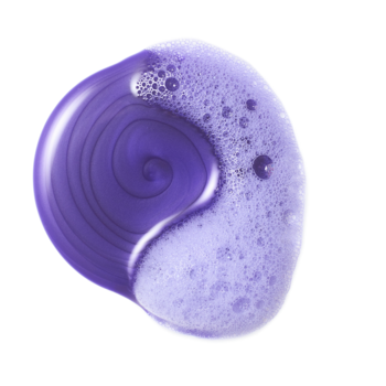 Wella Invigo Blonde Recharge, bogaty, fioletowy szampon z pigmentami tworzący wir i pianę na białym tle.