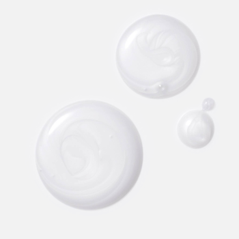 Trzy perłowe krople szamponu Wella Invigo Color Brilliance do włosów farbowanych, lśniąca konsystencja.