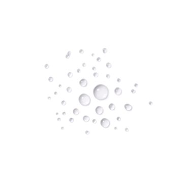 Lekka odżywka Wella Invigo Volume Boost w sprayu. Liczne, przezroczyste krople wody na białym tle.