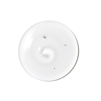 Zbliżenie na lśniącą, przezroczystą kroplę szamponu Wella Invigo Volume Boost na białym tle, z pęcherzykami.