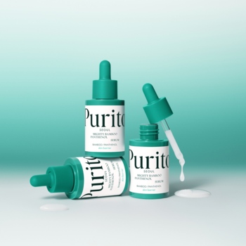 Trzy butelki Purito regenerującego serum z bambusem. Białe z turkusowymi pipetami, jedna z kroplą, na tle gradientowym.