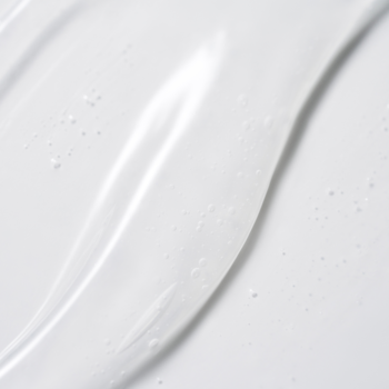 Mighty Bamboo Panthenol Cleanser, zbliżenie na białą, gładką teksturę łagodnego żelu do mycia twarzy.