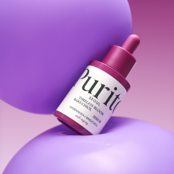 Serum Purity Seoul Timeless Bloom Bakuchiol przeciwstarzeniowe, butelka z ciemnoróżową pipetą, na fioletowych kształtach.