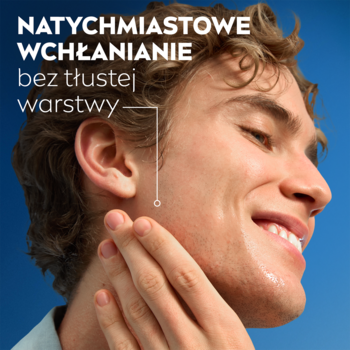 Mężczyzna z kręconymi włosami aplikuje NIVEA MEN Sensitive esencję łagodzącą na policzek, podkreślając natychmiastowe wchłanianie.