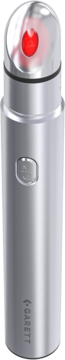 Masażer Garett Beauty Fresh Eye, srebrny cylinder z czerwoną diodą LED i przyciskiem, widok ukośny.