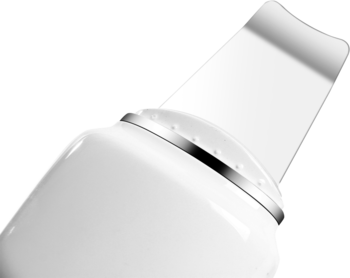 Zbliżenie na białą głowicę Garett Beauty Refresh Scrub, ultradźwiękowego urządzenia do peelingu, z metalowym akcentem.