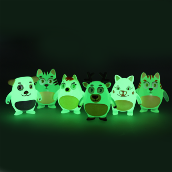 Kule do kąpieli Plum! Czyściochowo: 6 świecących w ciemności figurek zwierząt na czarnym tle.