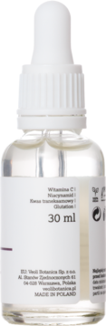Przezroczysta butelka serum rozświetlającego z witaminą C, niacynamidem, kwasem traneksamowym, 30 ml, widok z boku.