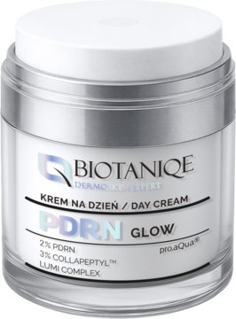 Biotaniqe PDRN Glow krem na dzień w białym słoiczku z srebrnym paskiem i holograficznym logo, z przodu.