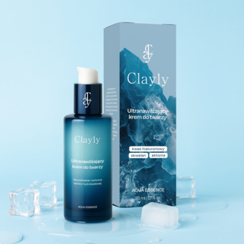 Niebieski krem do twarzy Clayly Aqua Essence z pompką obok pudełka, na tle wody i lodu, widok z przodu.