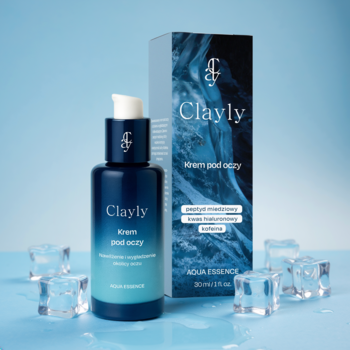 Clayly Aqua Essence krem pod oczy, granatowa butelka z pompką i pudełko, na błękitnym tle z kostkami lodu.