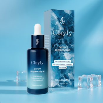 Niebieskie serum regenerujące Clayly Aqua Essence z peptydem miedziowym, butelka z zakraplaczem i pudełko na lodowym tle.