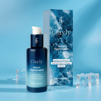 Clayly Aqua Essence Serum regenerujące, butelka z pompką i pudełko na lodowym tle. Wzmacnia i ujędrnia skórę.