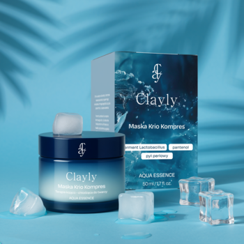 Clayly Maska Krio Kompres Aqua Essence w niebieskim słoiku z kostkami lodu, na błękitnym tle, obok kartonika.