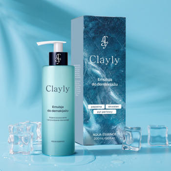Turkusowa Emulsja Clayly Aqua Essence do demakijażu, butelka z pompką i pudełko na niebieskim tle z lodem.