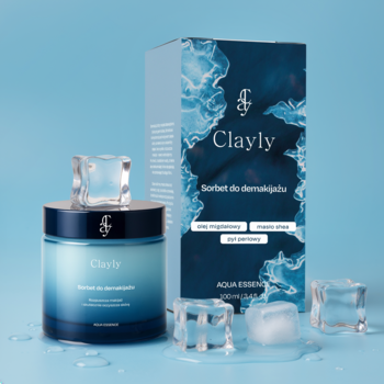 Clayly Sorbet do demakijażu w niebieskim słoiku z logiem i pudełko Aqua Essence wśród topniejących kostek lodu.