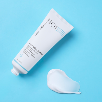 Geek & Gorgeous Hydration Station, krem-żel w białej tubce, widok pod kątem, obok krem na błękitnym tle.